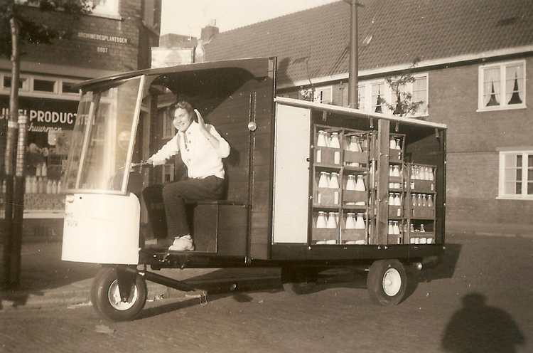 Reina op de gemotoriseerde wagen - ± 1960 .<br />Foto: Reina Schuurman 
