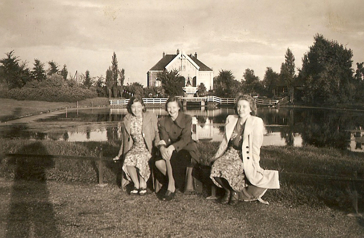 Voor het gemaal in het Flevopark,  tegenwoordig in gebruik als proeflokaal. Op de foto o.a. de moeder van Bertus Bets Stolwijk - ± 1939 .<br />Foto: Bertus van Vliet 