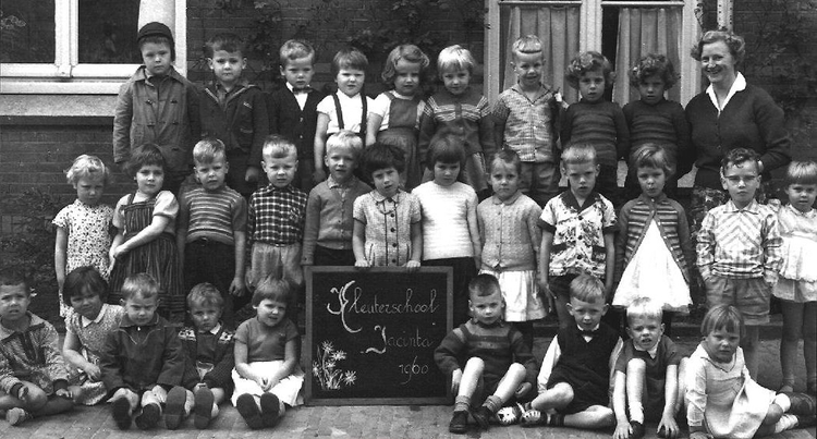 Kikkertje Klassefoto van de Jacinta kleuterschool, 1960. Kees zit op de bovenste rij, derde van links (met strikje). 