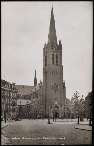  De Bonifatiuskerk op het Kastanjeplein. Afgebroken in 1984.<br />Foto: Alwin Müller 