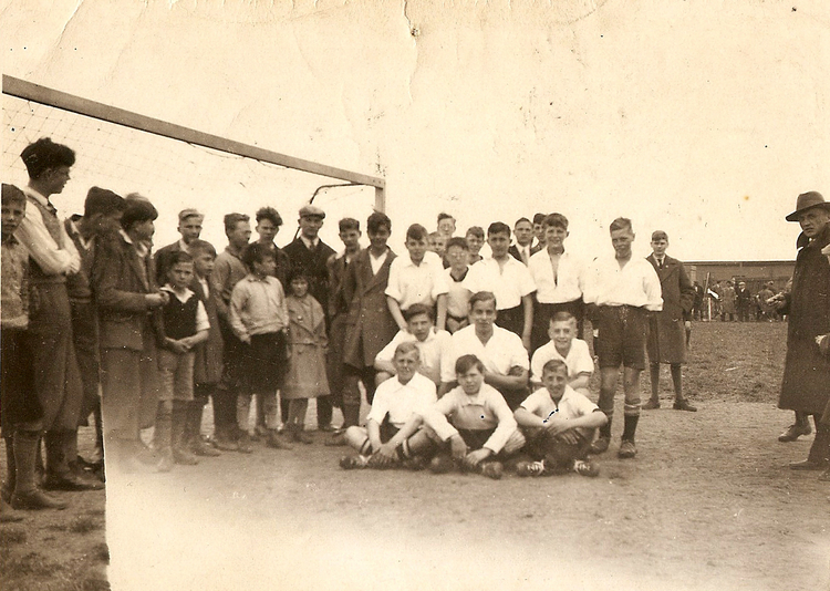 De kampioenen met supporters - 1934 .<br />Foto; Wim de Waal 