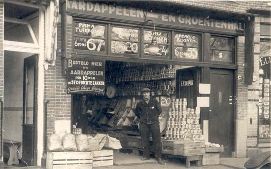  Mijn vader voor zijn groentewinkel, omstreeks 1935 