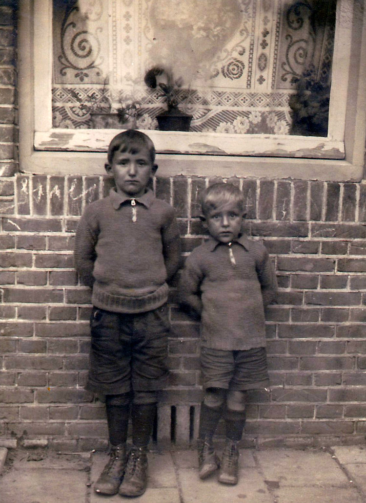 Nicolaas (Nico) en Bartholomeus (Bart) in de Minahassastraat 38 - 1932 .<br />Foto: Angela Busch 