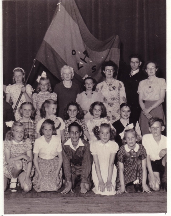 De vlag De vlag van de Oranje Vrijstaatschool, mijn vader, de heer Meuleman, staat rechts achteraan. 