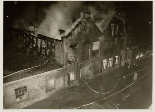 Brand in een poetsdoekenfabriek In april 1936 brandde aan de Omval 73 een poetsdoekenfabriek uit<br />Foto afkomstig van beeldbank Gemeentearchief Amsterdam, gemaakt door Vereenigd Foto Bureaux n.v.<br /><br />  