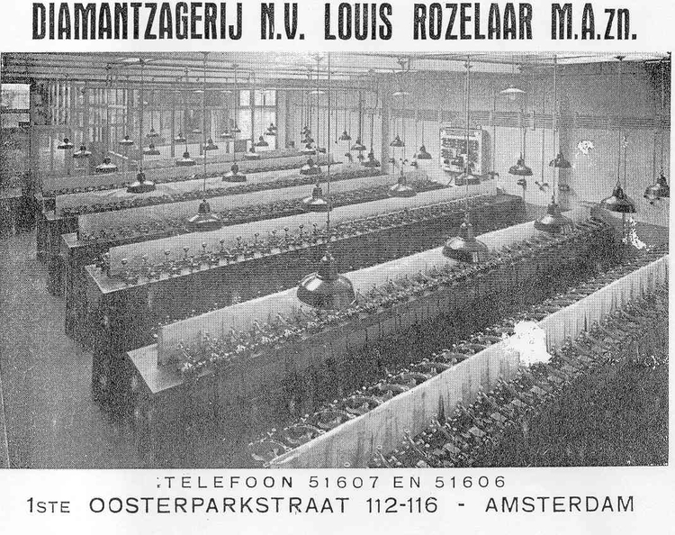 Een blik in de fabriek. Deze foto of afbeelding komt uit het verhaal:  [ http://www.geheugenvanoost.nl/page/3028/nl Roosjesslijpers en broodjes halfom].<br />Bron: Geheugen van Oost! 