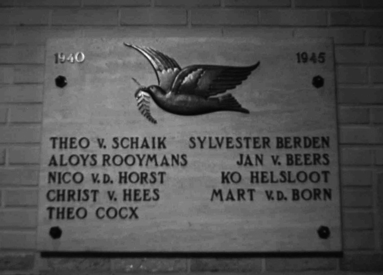Plaquette. . .<br />In de Mariakapel van de Martelaren van Gorcumkerk op het Linnaeushof hangt een plaquette met de namen van omgekomen parochianen in de 2e W.O.  Ook Jan van Beers staat daarbij.<br />.<br />Foto: Doki Krug-van Beers 