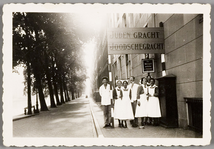 Groepsfoto. Groepsfoto van verplegend personeel van het Ned. Isr. Ziekenhuis voor bord "Joodsche Gracht", circa 1941. Bron: fotocollectie van het Joods Historisch museum. 