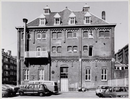 was en badhuis Foto Martin Alberts in 1989 genomen van het was en badhuis in de Fronemanstraat.<br />Bron;beeldbank Gemeente archief. 