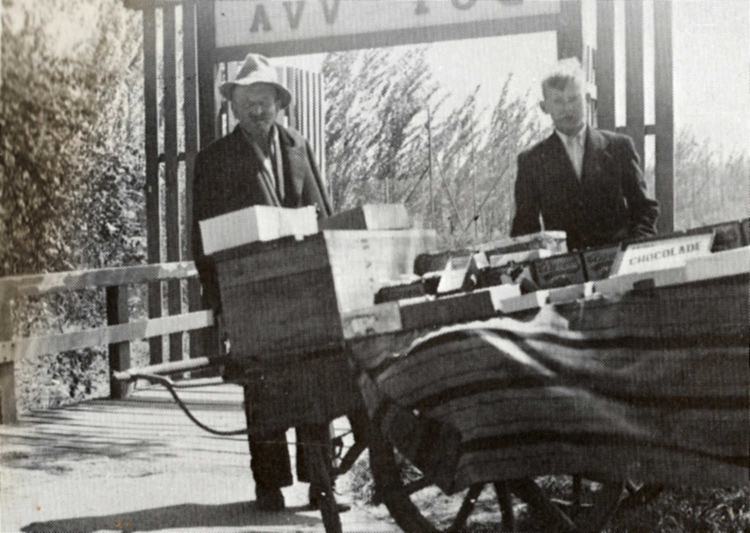  Snoepkarretje De koopman staat hier voor de ingang van het T.O.G. terrein in de Kruislaan. 1941<br />Foto: Watergraafsmeer, van dorp tot stadsdeel 