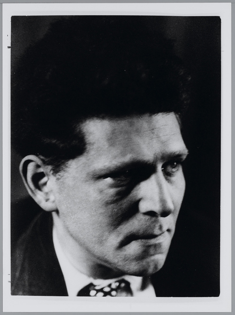 Maurits Dekker. Portretfoto van auteur Maurits Dekker (1896-1962), circa 1936.<br />Bron: Joods Historisch Museum. 