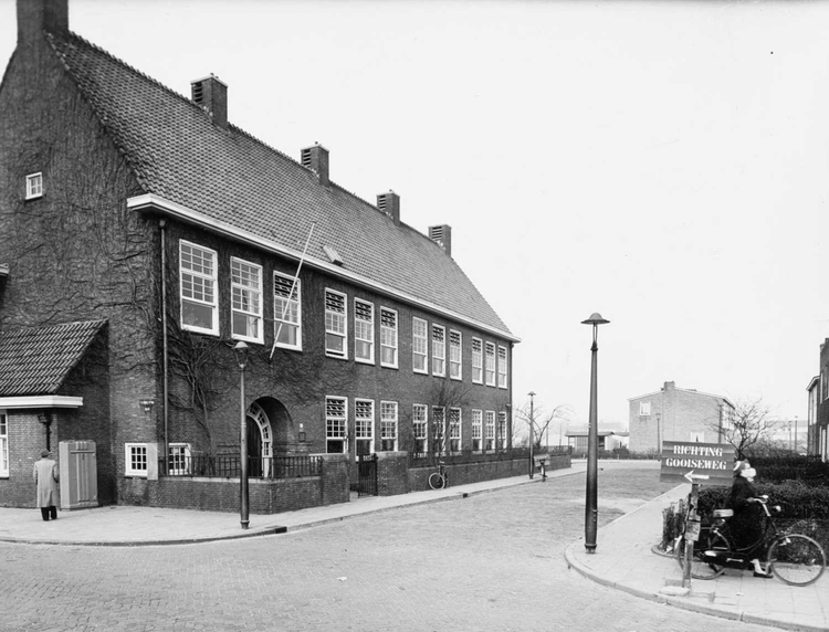De Abraham van Riebeeckschool. Tegenwoordig staat hier verzorgingshuis De Open Hof. .<br />Foto: Stadsarchief Amsterdam 