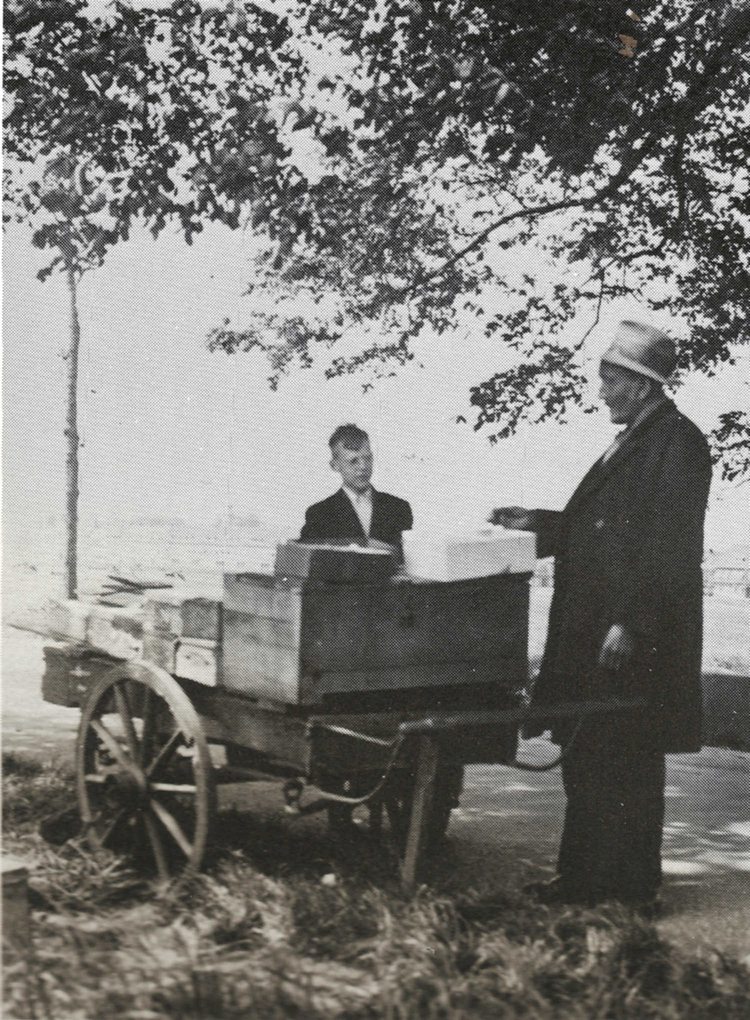  Snoep Nog een foto van het karretje. Volgens Wil Wickel is dit de man, maar droeg hij in de jaren 30  een pet. 
