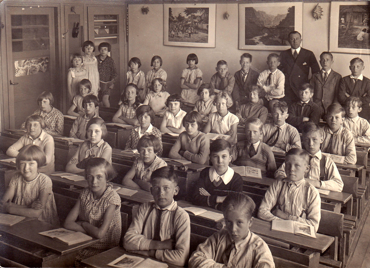 4. 1931 dinsdag 19 mei. Jacoba Battermann (1918) links voor in de Timorschool. .<br />Ruud van der Sluis 