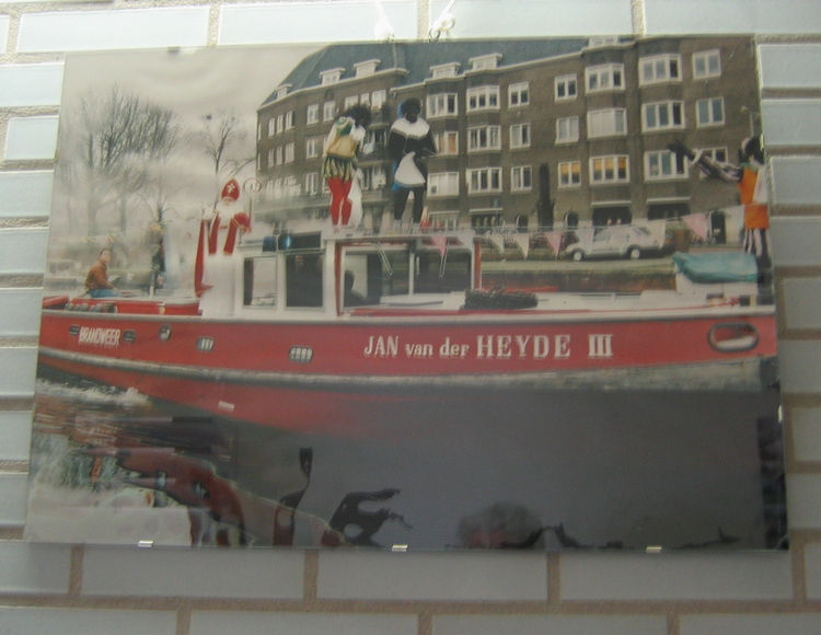 Sinterklaasfeest Een prachtfeest met de enig echte Sinterklaas en echte Pieten  op de Blusboot (foto: Ringdijk kazerne) 
