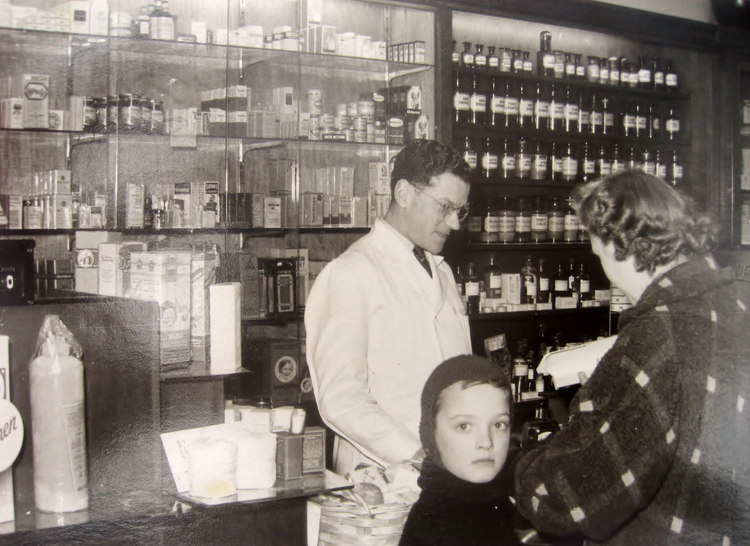 Apotheker Innemee aan het werk - ± 1950 .<br />Foto: Bert van Eunen 