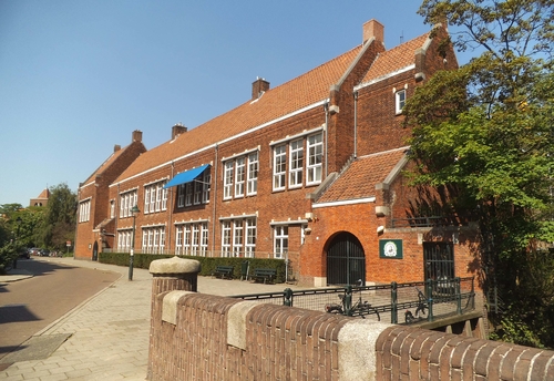 4 De voormalige Clara Feyschool van de gebroeders Kraaijvanger gezien vanaf de ingang van het Linnaeushof. .<br />Foto: René van Eunen 