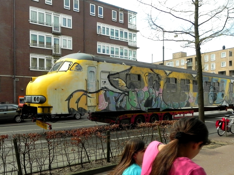 graffiti op de trein in de MOLUKKENSTRAAT je gelooft je ogen niet 