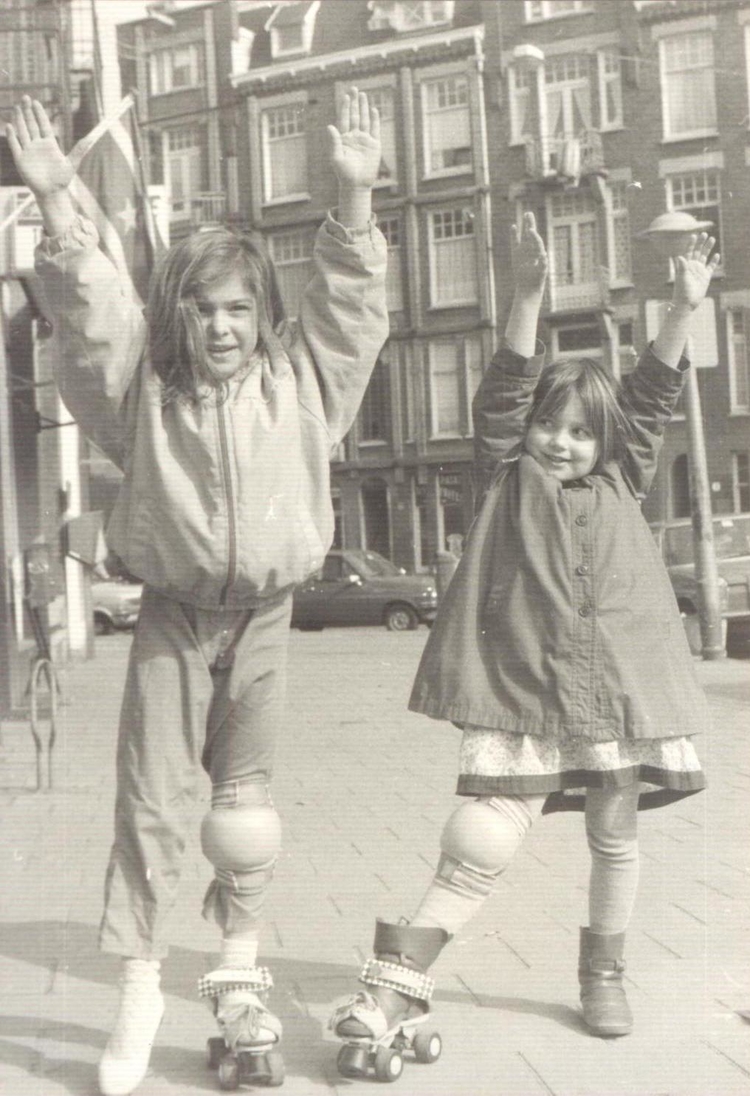  Pieters dochter Maaike spelend met haar vriendinnetje Külcan Gilmes op het Kurgerplen circa 1986. Vroeger was de buurt overwegend joods, nu wonen er veel Turken. 