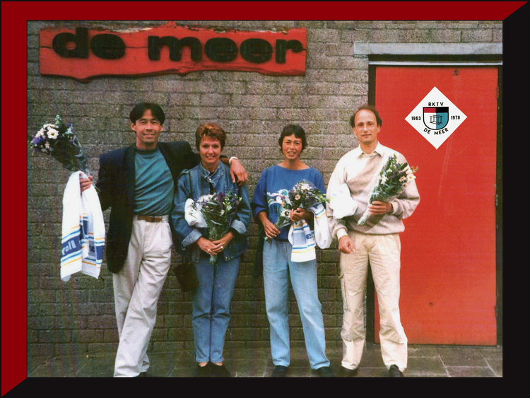 Tennisteam De Meer 1978 - Carlo v.d.Heijden - Yvonne Sibbelee - ? - A.Coronel  <p>.<br />
Foto: Archief s.v. De Meer</p>