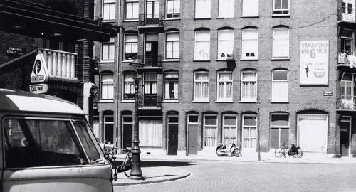 Pontanusstraat 54 links achter de auto - 1969 .<br />Foto: Beeldbank Amsterdam 