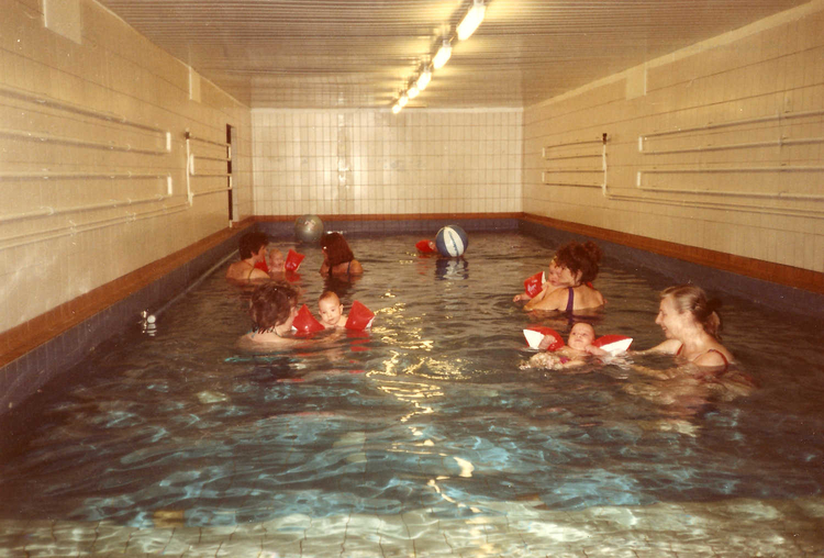 Babyzwemmen in water van 33 graden - 1989 .<br />Foto: Ron de Wit 