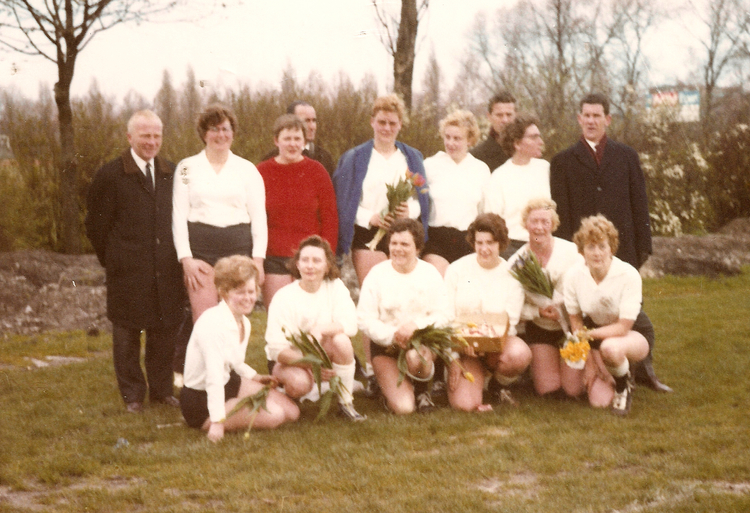 DJK - Handbal 4e elftal kampioen  <p>DJK - Handbal 4e elftal kampioen<br />
Staande v.l.n.r.: Gerrit Streur, Nan Klardie, Jos Bestevaer, Bab Kaales, Petra Timmer, Jori Hoogewoning, Wim Vonno, Jet van Ginkel en<br />
Henk Ezendam<br />
Gehurkt v.l.n.r: Elly van Vegten, Wil Bos, Jopie Streur, Margo Mens, Rie Degenaar en Fie Kaales.</p>