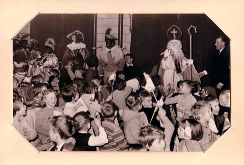 Sinterklaas betreedt het podium bij Kindervreugd op de Kramatweg Sinterklaas betreedt het podium 