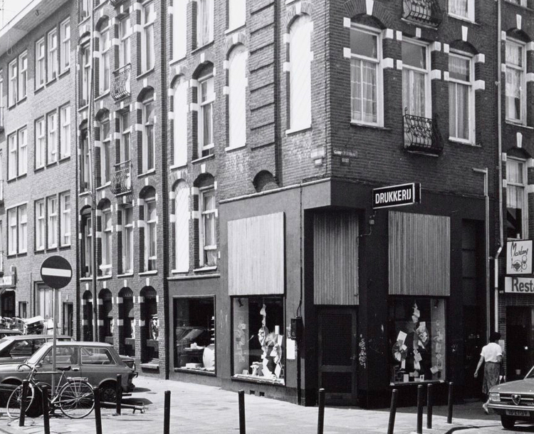 Camperstraat 52 - Drukkerij, daarvoor Kuppers Modemagazijn - 1983 .<br />Foto: Beeldbank Amsterdam 