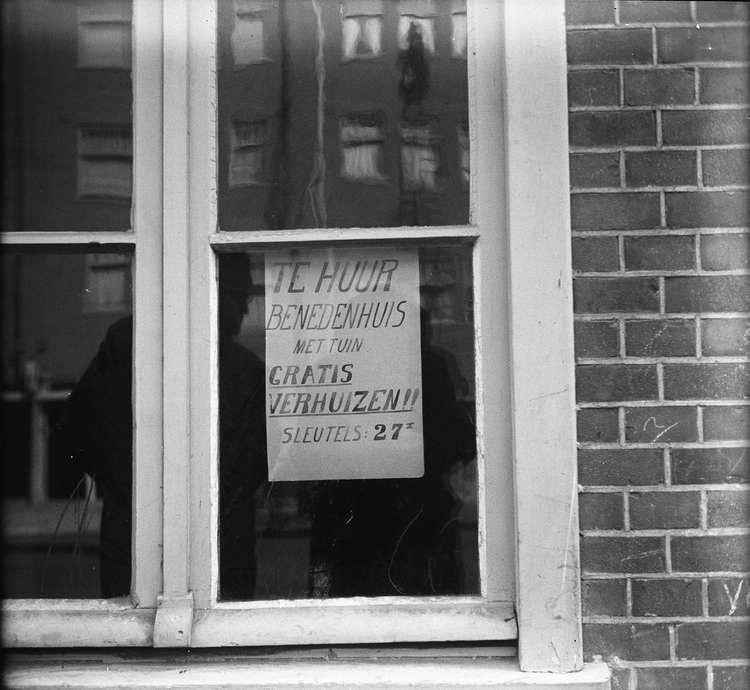  In de jaren In de jaren ‘30 stonden veel woningen leeg en daarom lokten huurbazen nieuwe huurders met mooie aanbiedingen, zoals deze uit 1933 .<br />(Foto: Gemeentearchief Amsterdam) 
