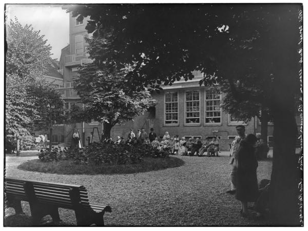 Nieuwe Keizersgracht 110 Afgebeeld is de binnenplaats van het Nederlands Israëlitische Oude Mannen en Vrouwenhuis aan de Nieuwe Keizersgracht.<br />Datering: september 1933<br />Bron: Beekdbank, Stadsarchief Amsterdam. 