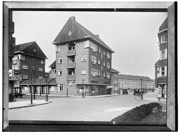 Ben Viljoenstraat. Ben Viljoenstraat (1933) hoek Joubertstraat; rechts de zaak van Levisson, luxe bakkerij; op Joubertstraat 10 de zaak van W. Schaap in vis en zuurwaren, september 1933<br />Bron: Beeldbank Gemeentearchief Amsterdam. 