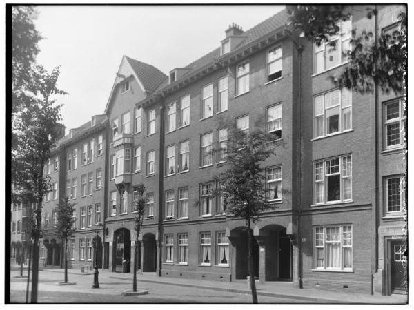 Laing`s Nekstraat met ingang Pres. Krugerschool. Deze foto dateert van juni 1937. Iets links van het midden de port naar de school. Het hek van de poort is nog zichtbaar.<br />Bron: Beeldbank, Stadsarchief Amsterdam. 