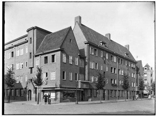 Louis Bothastraat, hoek Krugerplein. Afgebeeld is de Louis Bothastraat (met Het Kaashuis!). Deze foto dateert van augustus1934.<br />bron: Beeldbank, Stadsarchief Amsterdam. 
