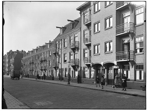 De Transvaalstraat Deze foto van de Transvaalstraat is genomen een jaar na de geboorte van Debora Kolm. De foto is afkomstig uit de collectie van de Beeldbank van het Stadarchief Amsterdam. 