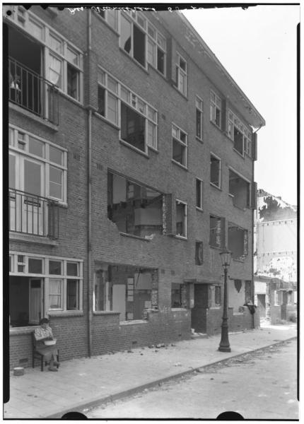 President Brandstraat 68-70. Deze afbeelding dateert van kort na de oorlog. De foto is namelijk gemaakt op 17 juli 1945. De foto laat duidelijk zien dat er veel 'oorlogsschade' was.<br />Bron: Beeldbank, Stadsarchief Amsterdam. 