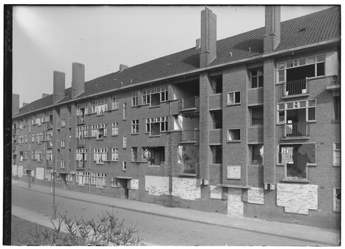 Tugelaweg 1946. Deze foto van de Tugelaweg, hoek Ben Viljoenstraat is van april 1946. Veel huizen in de Transvaalbuurt van Joodse bewoners waren volledig gestript. <br />Bron: Beeldbank, Stadsarchief Amsterdam. 
