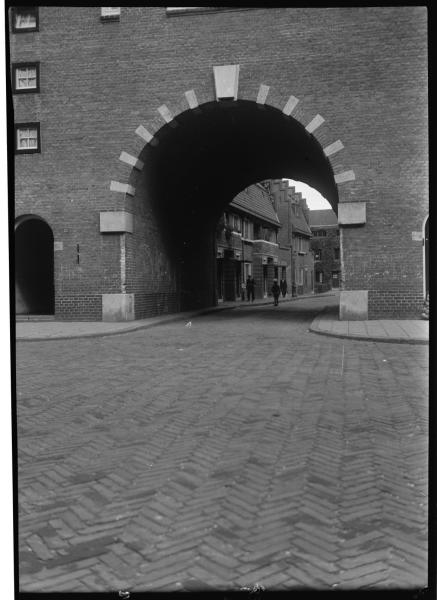 Poortje naar de Colensostraat. Links van het poortje zat de ingang van nummer 23. Deze foto dateert van 1930.<br />Bron: Beeldbank, Stadsarchief Amsterdam. 
