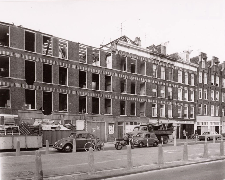  De sloop van woningen in de Wagenaarstraat is al begonnen in 1972.<br />(Foto: Stadsarchief Amsterdam). 