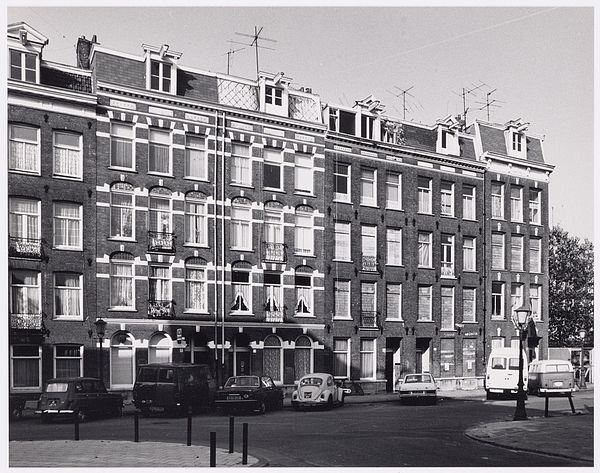 Tweede van Swindenstraat (1983, Stadsarchief) 2e Van Swindenstraat nr.'s 13 t/m 23<br />(Stadsarchief, 1983) In het 2e pand  vanaf de rechterhoek, woonde ik. Op één hoog waar je planken in plaats van ramen ziet en waar het balkon altijd ontbroken heeft. 