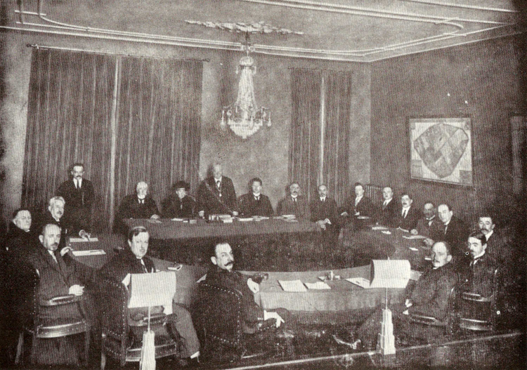 De laatste raadsvergadering van de gemeenteraad van Watergraafsmeer op 31 december 1920 op de Linnaeusparkweg 20-22.   Met geheel links Jan van Deudekom. In het midden burgemeester de Wit  