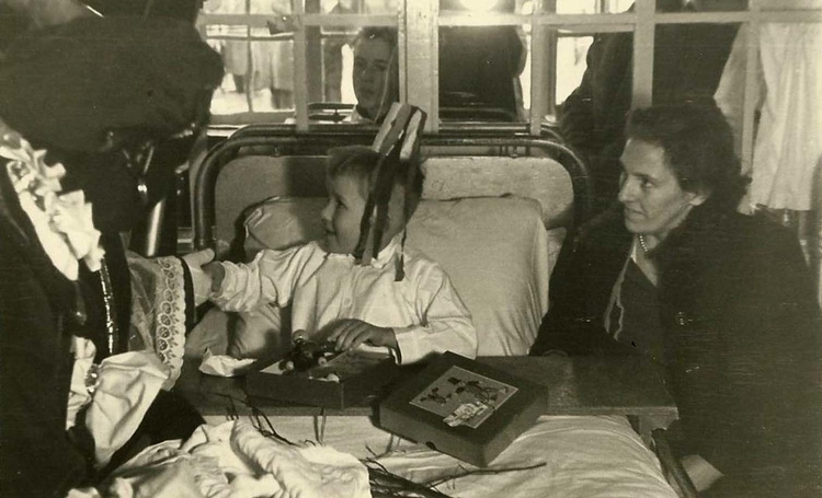 John Toxopeus op 5 december 1953 in het sanatorium voor tbc-patiëntjes aan de Zeeburgerdijk. Rechts zijn moeder Mieneke Toxopeus-Goote. Zwarte Piet had toen nog een echte roe.” ,<br />Foto: John Toxopeus 