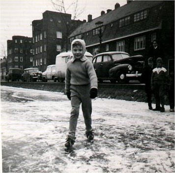 Schaatsen op de Ringdijk Kees aan het schaatsen OP de Ringdijk in 1963. Achter mij de Transvaalkade, de achterste huizen zijn van de Schalk Burgerstraat. 