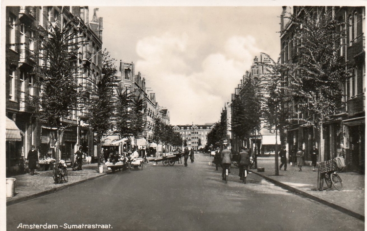 Sumatrastraat 39 (rechts) - 1937 .<br />Foto: John Haen 