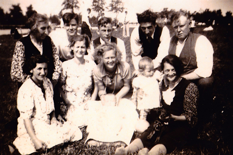 Zuiderzeepark - 1938 Van boven van links naar rechts: mijn overgrootmoeder Johanna Tjaarda-Dekker, de man van Annie, Dolf, Frits, Evert.<br />Van onder van links naar rechts: Wil, Bep, Annie, Tiny, Hil en de baby is Ruud (een zoon van Wil). De foto is gemaakt in het Zuiderzeepark in 1938 