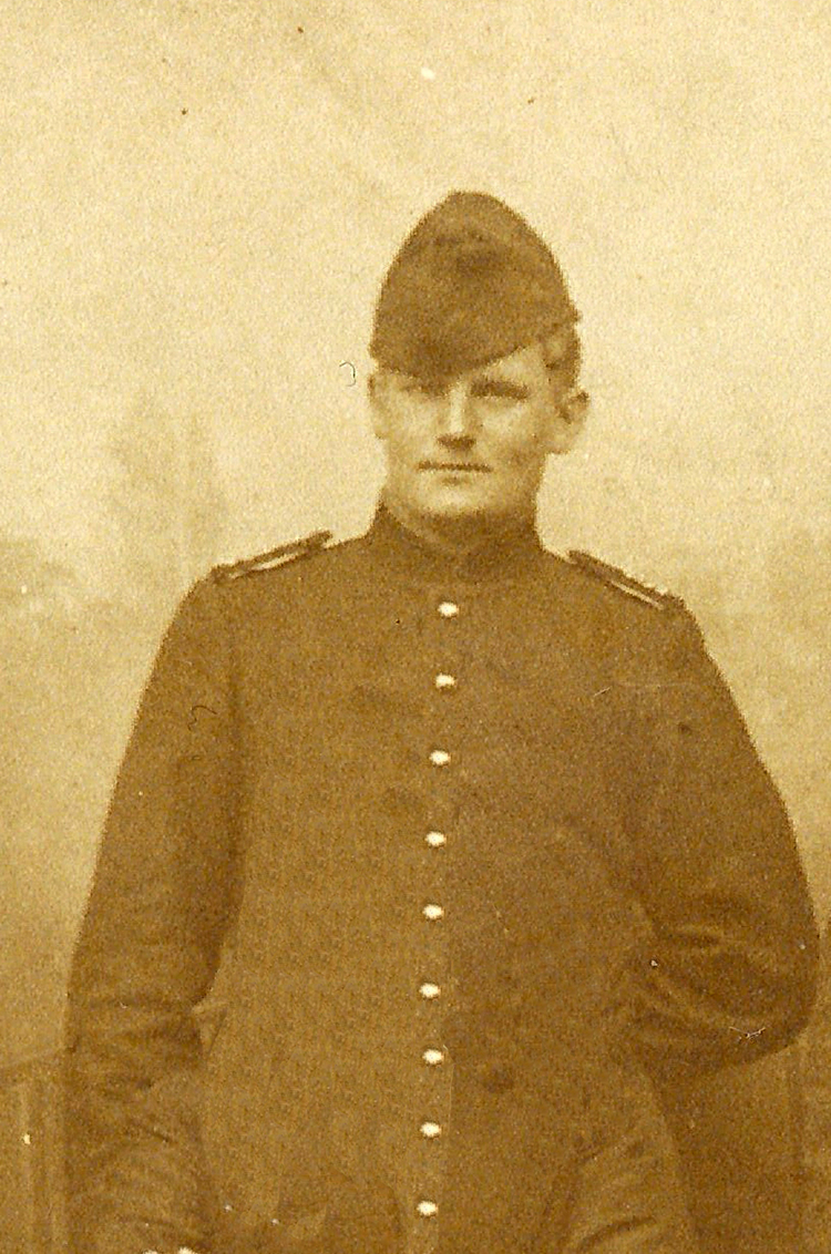 Huzaar van Langen in 1916. Zo zagen de militairen er toen uit. .<br />Foto: Jo Haen-van Langen © 