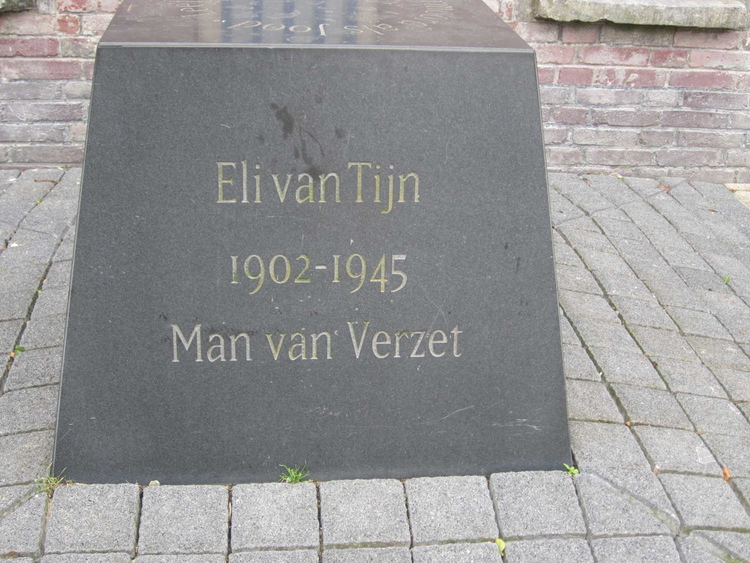   <p>Dit monument herdenkt de vermoorde verzetsman Eli van Tijn (maar ook de Verzetsgroep Gerretsen).<br />
Tekst op het monument: <br />
Eli van Tijn, 1902 – 1945. Man van verzet. / Verzetsgroep Gerretsen / Leefde als socialist, vermoord als Jood. / Ga maar naar Eli ….. / Hoofdonderwijzer Kraaipanschool<br />
Foto: Jo Haen.</p>