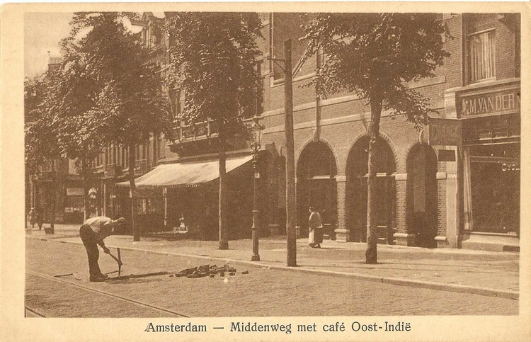 Café Oost-Indië. Café Oost-Indië op de Middenweg. Later was hier de Veenendaalse gevestigd. Foto van deze prentbriefkaart is aangeleverd door: Jo Haen. 