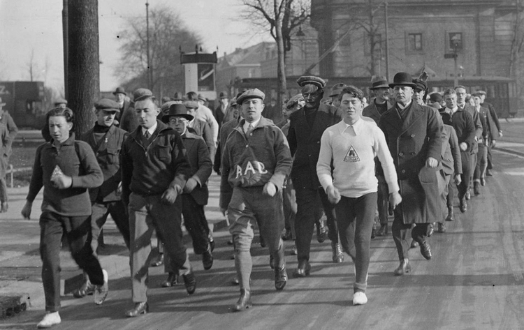 Start Wandelwedstrijd 35 km. Bij het Muiderpoort. 1930 Foto: Beeldbank Amsterdam 