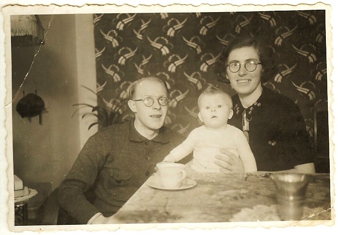 Reaumurstraat 29-hs Alwin met zijn ouders in zijn geboortehuis aan de Reaumurstraat 29-huis, begin 1944. Een foto uit de oude tijd, begin 1944: Alwin met zijn ouders in zijn geboortehuis aan de Reaumurstraat 29-huis. 